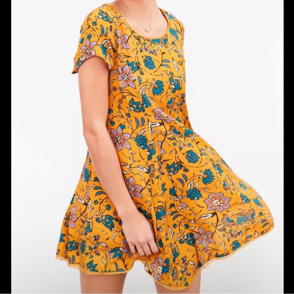 Silence + Noise Witchy T-Shirt Dress Yellow Floral Print Short Sleeve Size Small